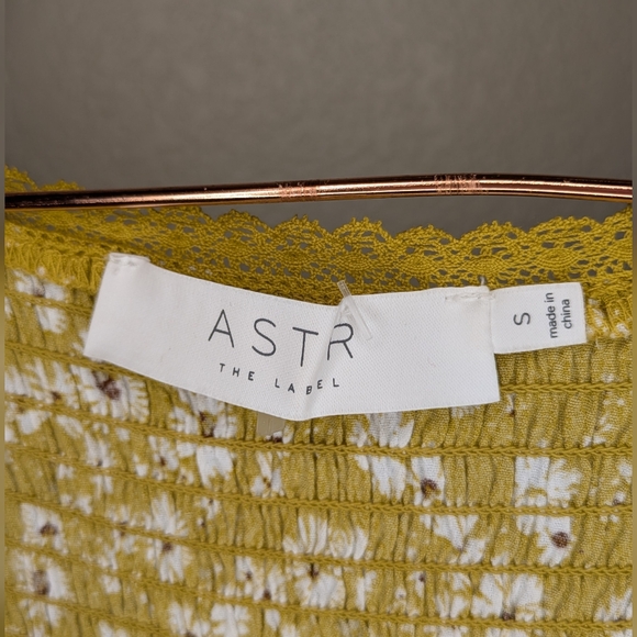 Astr The Label Mustard Daisy Floral Ruffle Blouse - Picture 4 of 5